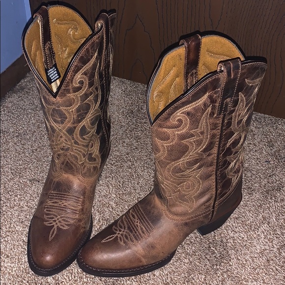 cowboy boots for wide feet